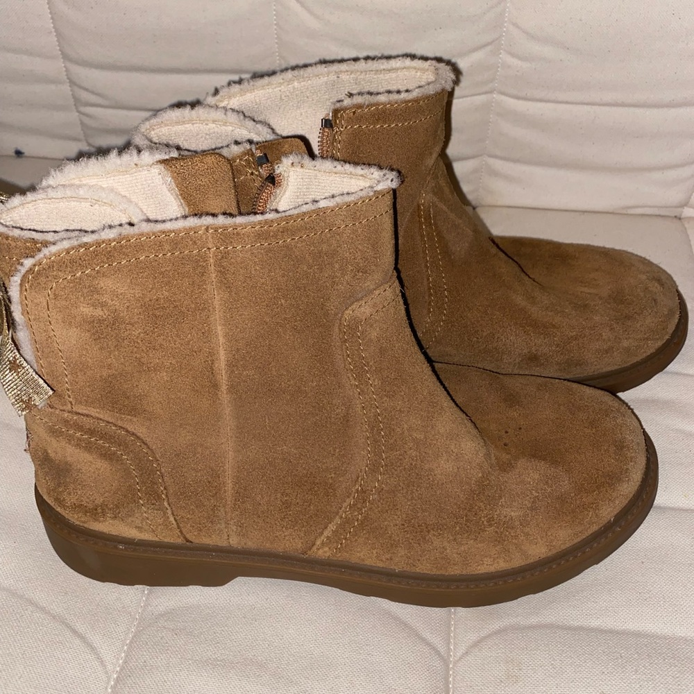UGG Lynde girls suede boot youth 6 chestnut brown with gold bows